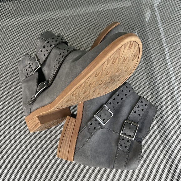 American Eagle Ankle Boots Womens 91/2 Gray Faux Suede Buckles Side Zip Strappy - Picture 7 of 11